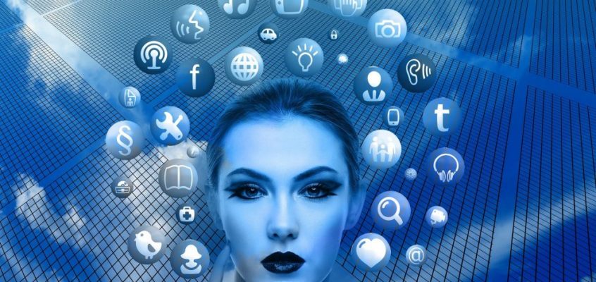 faccia di donna circondata da icone internet