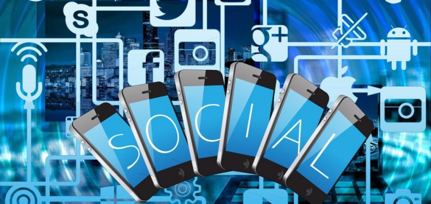 scritta social circondata da icone internet
